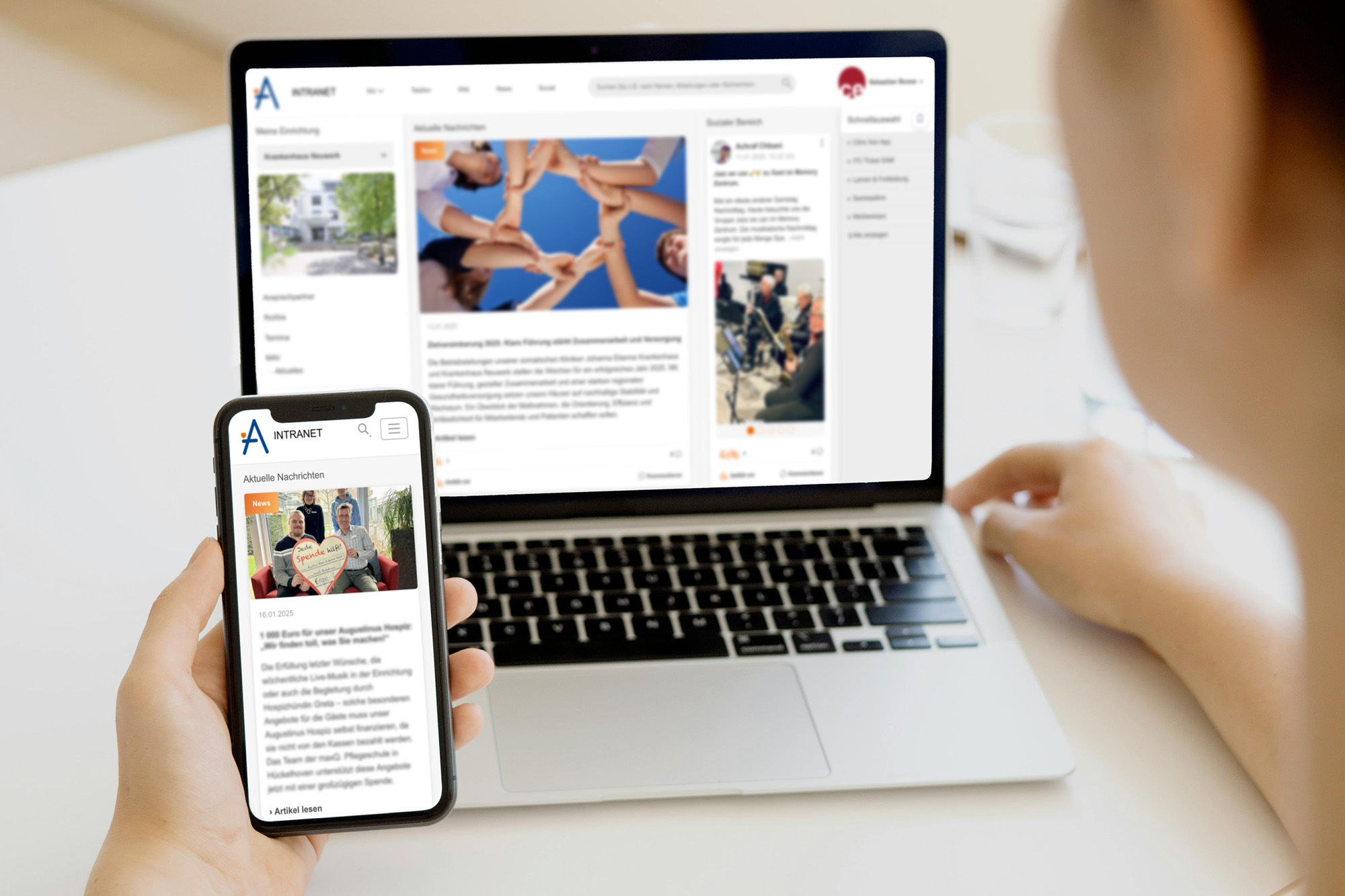 Frau surft mit Handy und Laptop im Intranet der St. Augustinus Kliniken